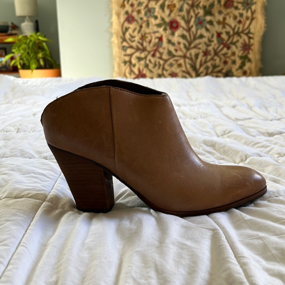 Dolce Vita size 8 tan leather booties